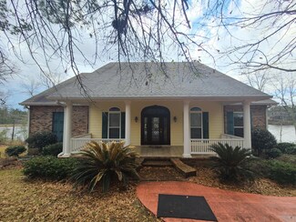 105 Meadowood Dr, Hattiesburg, MS 39402