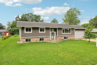 208 Golfview Dr, Mount Horeb, WI 53572