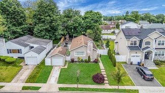 5 Willets Dr, Syosset, NY 11791