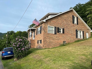 1320 Fayette St, Hinton, WV 25951