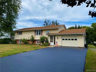 15 Manor Ln, Middleport, NY 14105