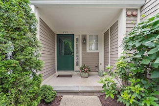 803 Pondside Dr, White Plains, NY 10607