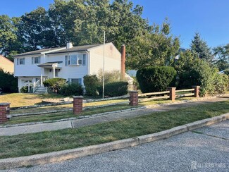 8 Jeffrey Ct, Parlin, NJ 08859