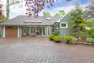5 Oak Brook Ln, Merrick, NY 11566