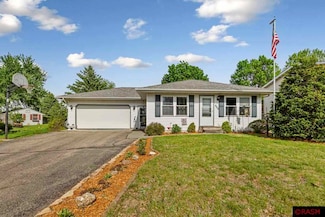 909 909 N 4th St, St. Peter, MN 56082