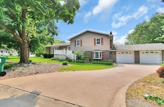 811 9th Ave SW, Independence, IA 50644