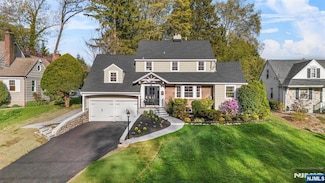 44 Edgewood Dr, Ho Ho Kus, NJ 07423