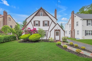 48 Colgate Rd, Great Neck, NY 11023