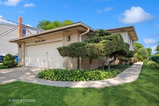 2215 Eastview Dr, Des Plaines, IL 60018