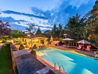 1054 Plandome Rd, Manhasset, NY 11030