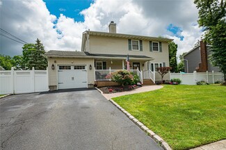 16 Tarkington Rd, Holbrook, NY 11741