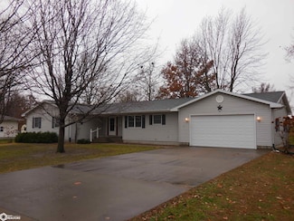 811 S 4th St, Wapello, IA 52653