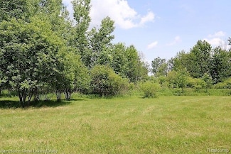76 Westwood Dr, Grand Blanc, MI 48439