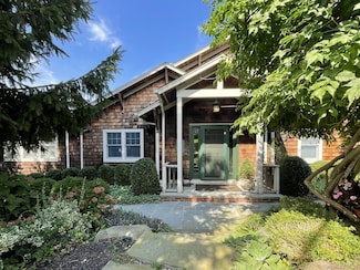 4 Hillside Ct, Huntington, NY 11743