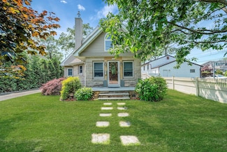 246 Cadman Ave, Babylon, NY 11702