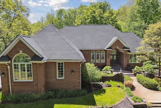3283 Foxfire Dr, Milford, MI 48380