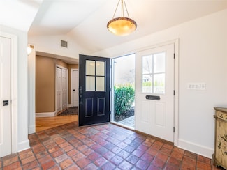 4 Terrace Ct, Port Washington, NY 11050