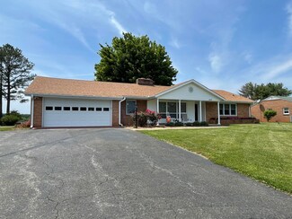 1631 Oakwood St, Bedford, VA 24523