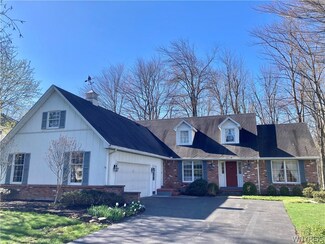 8399 Bridlewood Dr, East Amherst, NY 14051