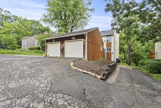 1077 Armstrong Mill Rd, Lexington, KY 40517