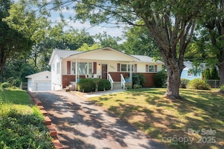141 Riverview Dr, Asheville, NC 28806