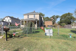 127 Lake Ave, Riverhead, NY 11901