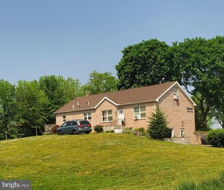 5 Oaktree Rd, Hummelstown, PA 17036