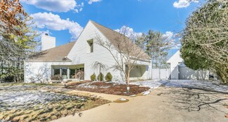 3301 S Pine Cir, Urbana, IL 61802