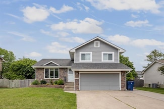 8123 Brookview Dr, Urbandale, IA 50322