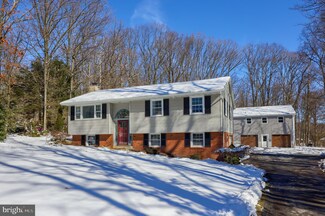5245 Honeysuckle Ln, New Holland, PA 17557