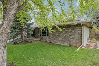 2928 Falls Dr, Rapid City, SD 57702