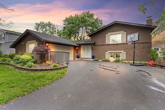 624 Independence Ave, Westmont, IL 60559