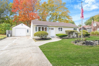 1039 Joselson Ave, Bay Shore, NY 11706