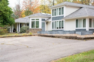 11240 Stratford Ridge Ln, Chardon, OH 44024