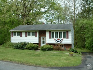 47 Oak Leaf Dr, Stuyvesant, NY 12173