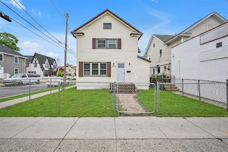 246 Main St, Hempstead, NY 11550