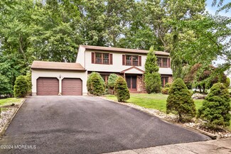 14 Blackfoot Dr, Manalapan, NJ 07726
