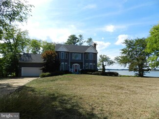 327 Church Point Ln, Oak Grove, VA 22443