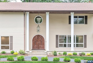 39 Edgewood Ave, Wyckoff, NJ 07481