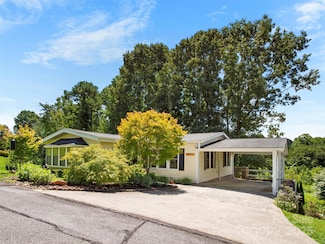 200 Cranbrook Cir, Hendersonville, NC 28792