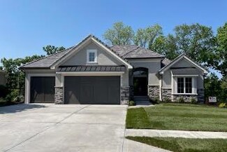 8230 W Lake Dr, Parkville, MO 64152