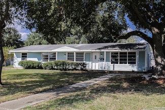 109 Bonham St, Port Lavaca, TX 77979