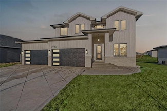 3943 NW 181st St, Clive, IA 50325