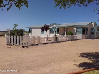 22050 N Wolf Den Ln, Paulden, AZ 86334