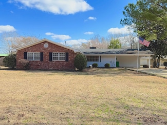 906 Clardy Dr, Columbus, MS 39702
