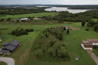 000 Navajo Hills Rd, Williams Township, MO 65747