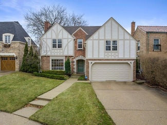 3916 N Ridgefield Cir, Milwaukee, WI 53211