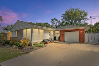 392 E Huntington Ln, Elmhurst, IL 60126