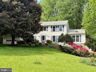 9700 Darlene Ln, Great Falls, VA 22066