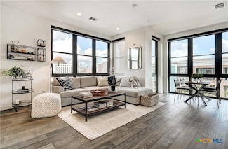 800 Embassy Dr Unit 319, Austin, TX 78702